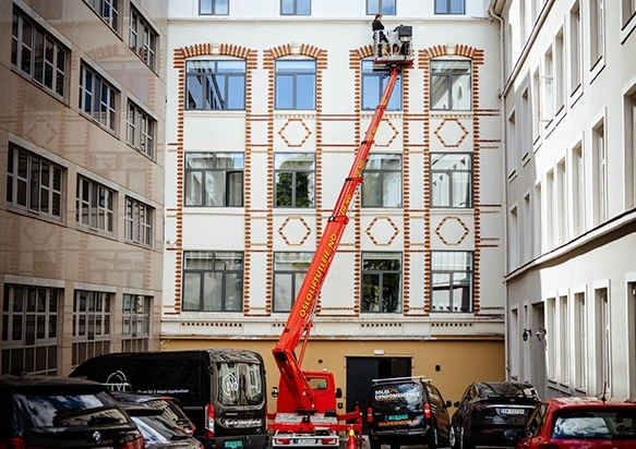 Lift mellom bygårder i en bakgård