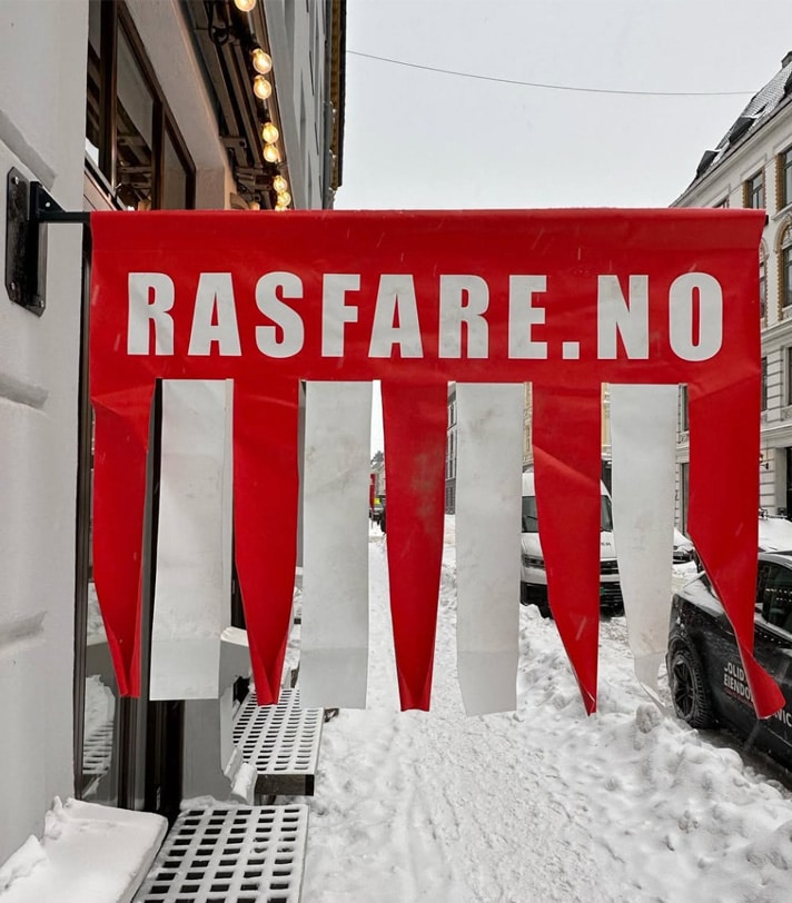 Originalfoto av Rasfare-skilt med svart veggfeste og utstikkende arm